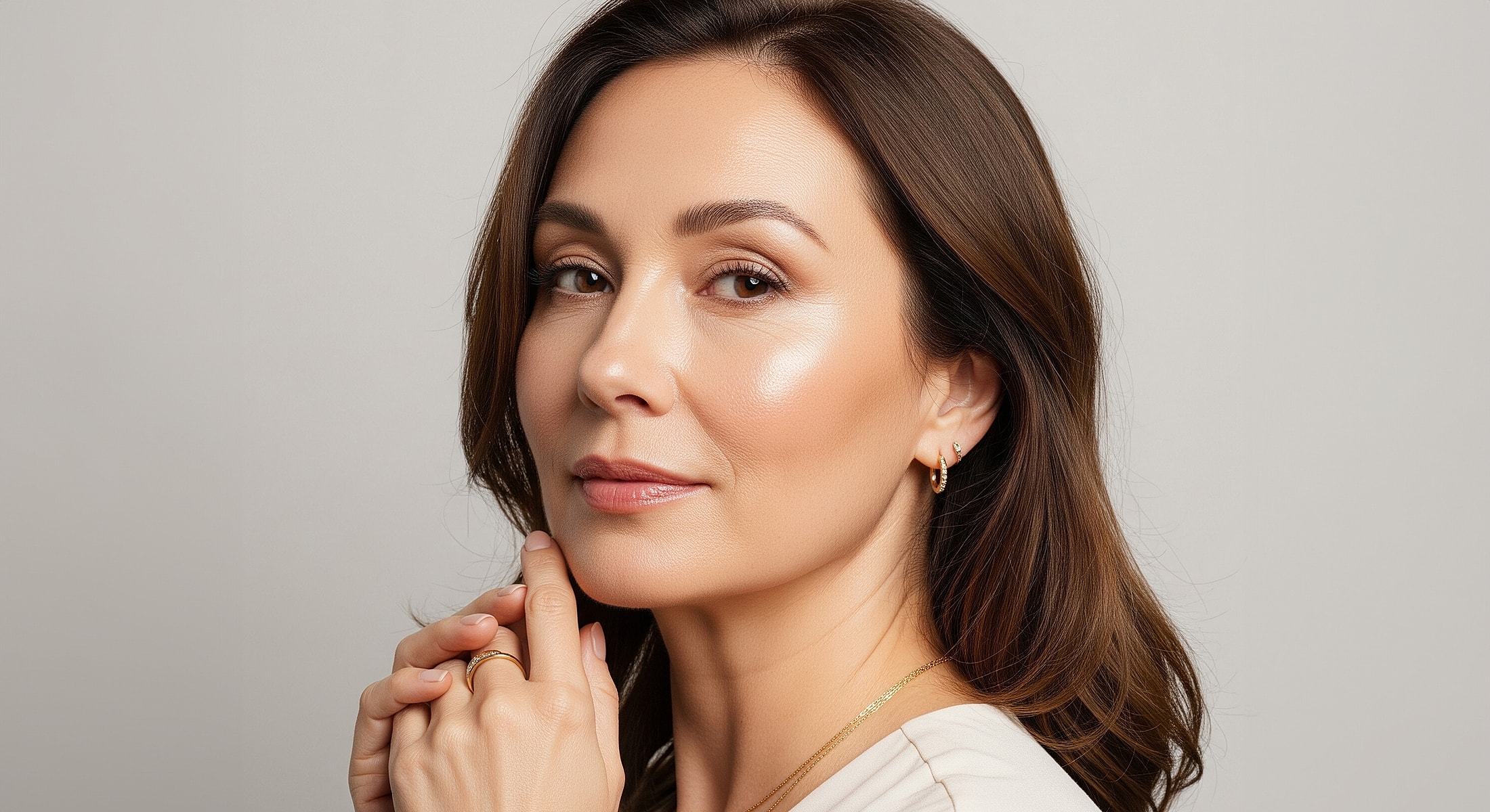 Woman with elegant makeup and light jewelry.