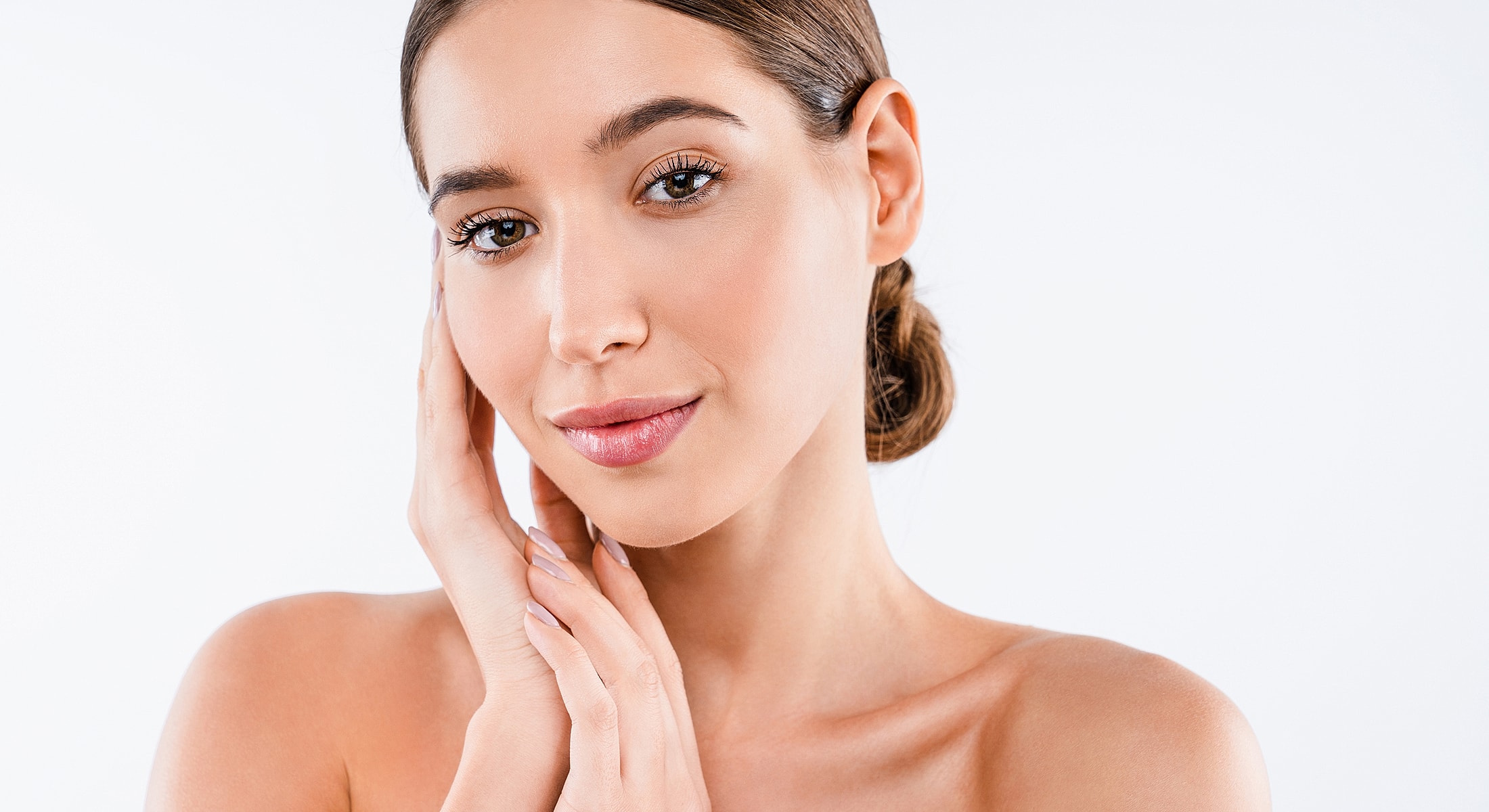 Woman with curly hair and natural makeup.